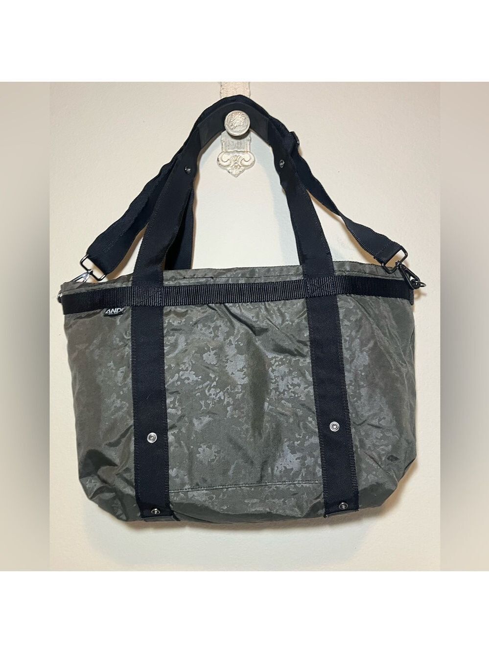 ANDI ANDI utility tote bag in a grey camouflage pattern